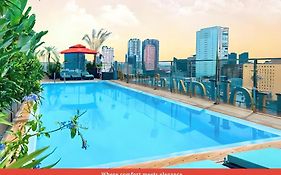 Khách sạn&Sky Bar Happy Life Grand (Trước đây là Khách sạn Lotus Central)